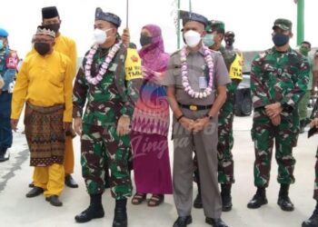 Asisten ll Dampingi TMMD, Bagi Sembako di Desa Marok Tua