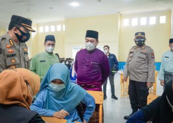 Di Dabo Singkep, Bupati Lingga Tinjau Dua Tempat Vaksinasi