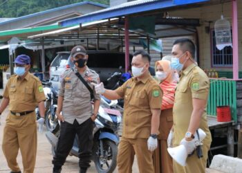 Bersama Istrinya, Bupati Lingga Imbau Masyarakat Pancur Patuhi Prokes