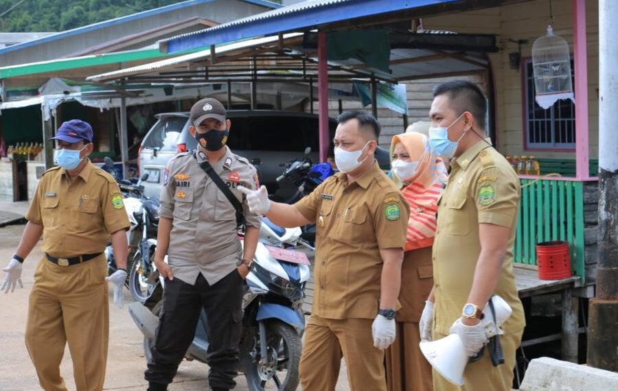 Bersama Istrinya, Bupati Lingga Imbau Masyarakat Pancur Patuhi Prokes
