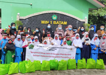 Meriahkan HUT RI ke-76, IKAL Lemhannas Kemenag RI dan MIN 1 Batam Gelar Santunan Anak Yatim dan Berbagi Bendera