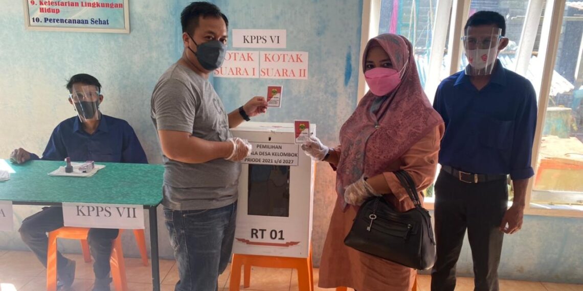 Bupati Lingga Ikut Mencoblos Saat Pilkades Serentak 2021