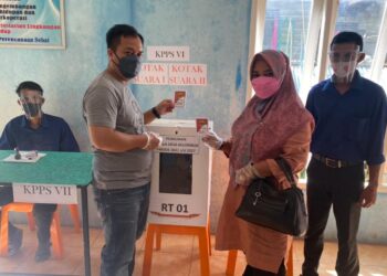 Bupati Lingga Ikut Mencoblos Saat Pilkades Serentak 2021