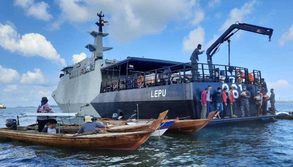 Satrol Lantamal IV BKO Guskamla Koarmada I Beri Paket Sembako pada Nelayan