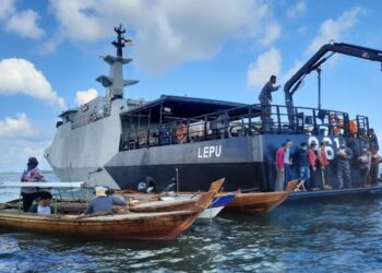 Satrol Lantamal IV BKO Guskamla Koarmada I Beri Paket Sembako pada Nelayan