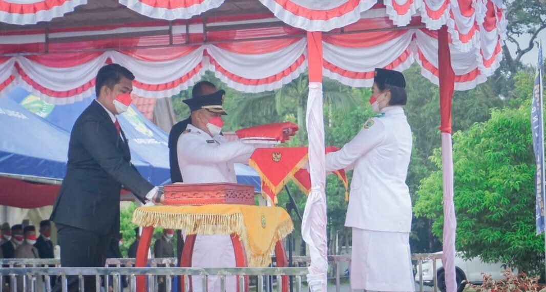 Di tengah Hujan Deras, Bupati Lingga Pimpin Upacara Pengibaran Bendera HUT RI ke-76