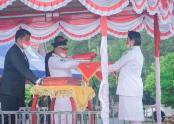 Di tengah Hujan Deras, Bupati Lingga Pimpin Upacara Pengibaran Bendera HUT RI ke-76