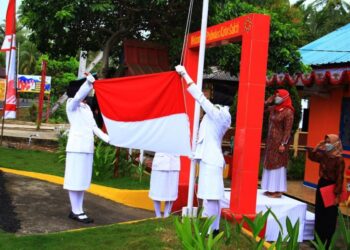 Turut Meriahkan HUT RI ke-76, Polindes Kote Sakti Gelar Upacara dan Pembagian Bendera Merah-putih