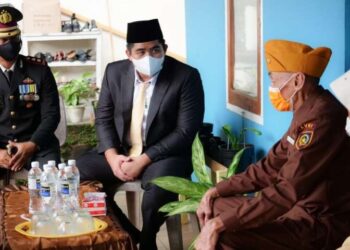 Usai Apel Hari Pahlawan, Plt Bupati Bintan Kunjungi Veteran