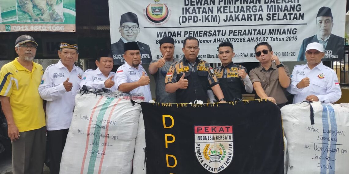 Sinergitas DPD IKM dan PEKAT-IB Jakarta Selatan Beri Bantuan Kemanusiaan Bencana Alam