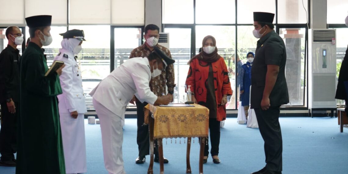 Bupati Bintan Lantik Kades Terpilih Hasil Pilkades Serentak 2021