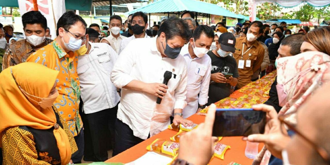 Menteri Airlangga Tinjau Operasi Pasar Murah Setiba di Bintan