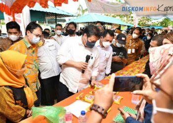 Menteri Airlangga Tinjau Operasi Pasar Murah Setiba di Bintan