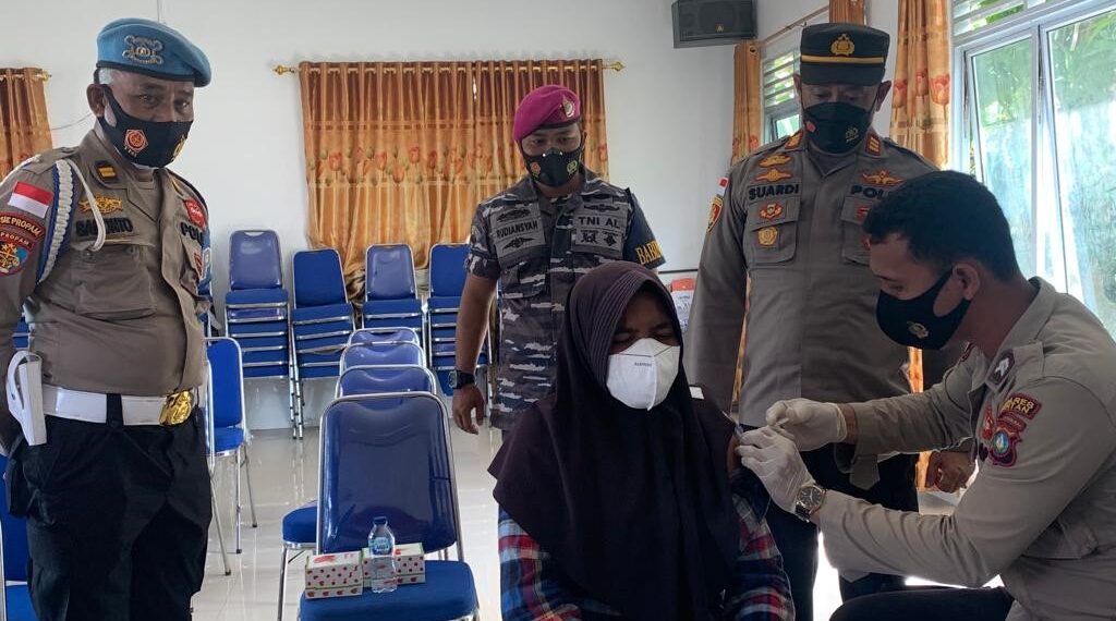 Nasi Kapau Polres Bintan di Pulau Mapur Kolaborasi dengan Bakti Sosial