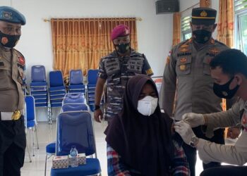 Nasi Kapau Polres Bintan di Pulau Mapur Kolaborasi dengan Bakti Sosial