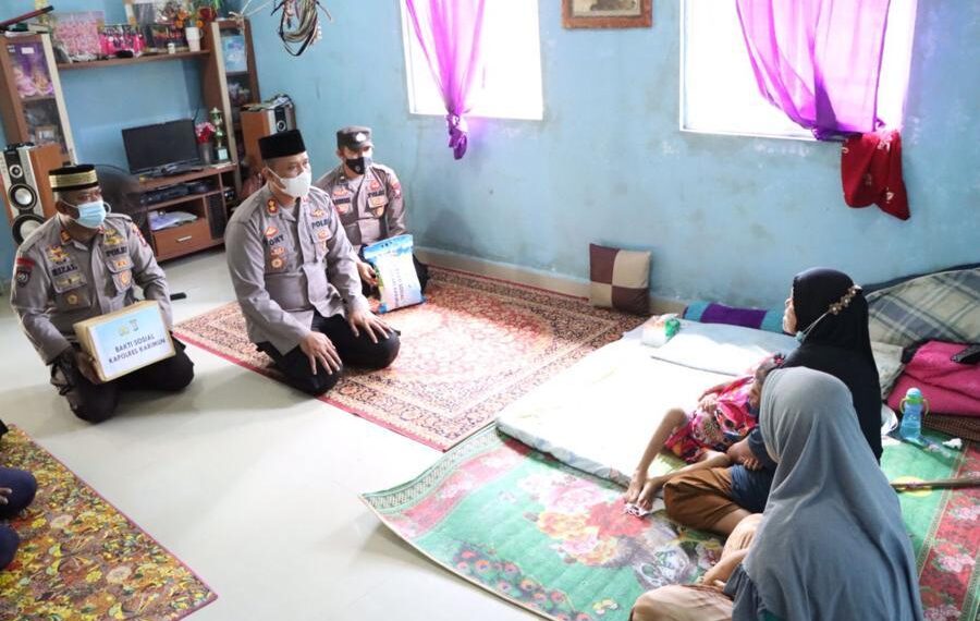 Jumat Berkah, Polres Karimun Bantu Anak Pengidap Kanker