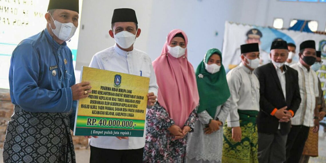 Gubernur Ansar Serahkan Bantuan Hibah Rumah Ibadah di Lingga