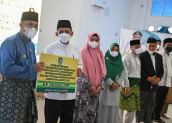 Gubernur Ansar Serahkan Bantuan Hibah Rumah Ibadah di Lingga