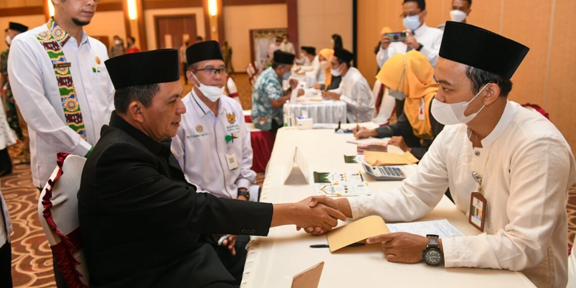 Suarakan Gerakan Cinta Zakat, Gubernur Ansar Serahkan Zakat ke BAZNAS Kepri