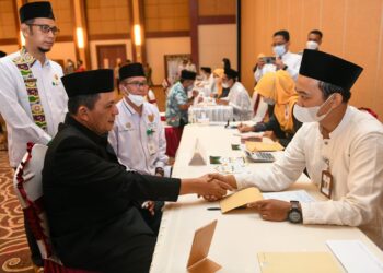 Suarakan Gerakan Cinta Zakat, Gubernur Ansar Serahkan Zakat ke BAZNAS Kepri