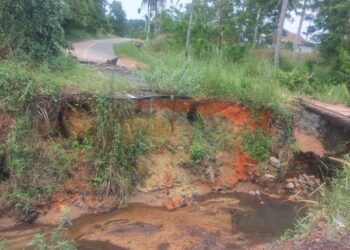 Jalan Rusak Terpotong Dua di Kelurahan Kawal Tak Kunjung Diperbaiki