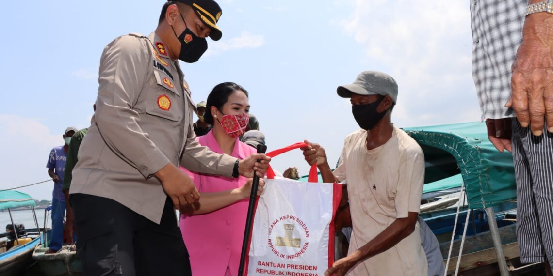 Terjun Langsung, Kapolresta Tanjungpinang Distribusi 150 Paket Sembako di Pelantar II