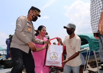 Terjun Langsung, Kapolresta Tanjungpinang Distribusi 150 Paket Sembako di Pelantar II