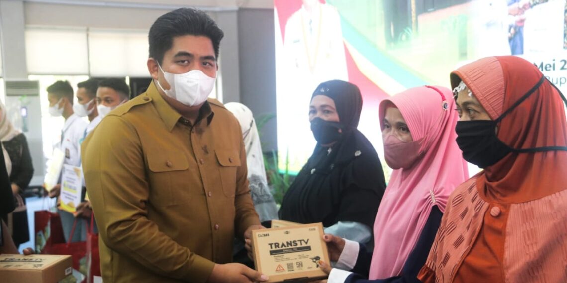 Serahkan Bantuan Insentif, Roby: Semoga Bermanfaat Bagi RT/RW Hingga Kader Posyandu.