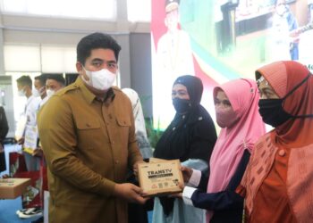 Serahkan Bantuan Insentif, Roby: Semoga Bermanfaat Bagi RT/RW Hingga Kader Posyandu.