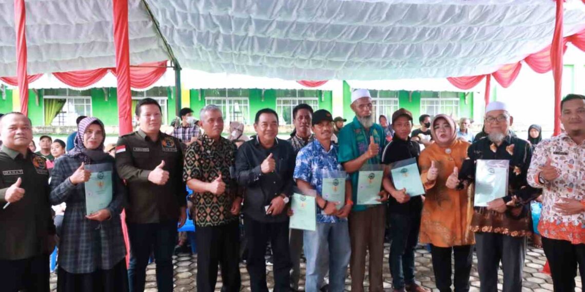 Asisten I Pemkab Karimun Hadiri Penyerahan Sertifikat PTSL di Parit Benut