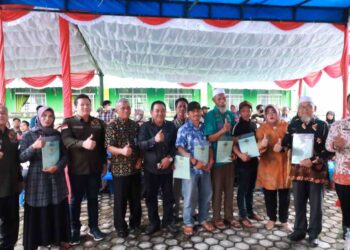 Asisten I Pemkab Karimun Hadiri Penyerahan Sertifikat PTSL di Parit Benut