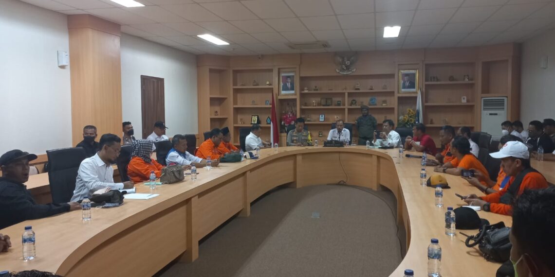 Gubernur Kepri Tak Ada di Tempat, Sekda Provinsi Kepri Terima Tuntutan Buruh