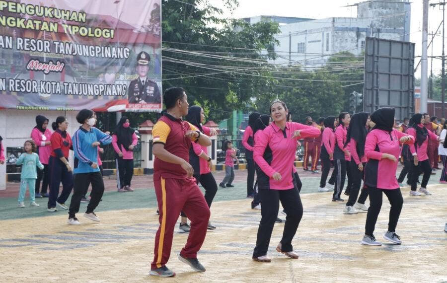 Sambut HUT Bhayangkara ke-76, Personel Polresta Tanjungpinang Olahraga Bersama Bhayangkari