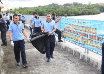Hari Komando Operasi Udara ke-71, Danlanud RHF Gelar Kegiatan Karya Bhakti Kebersihan di Jembatan Dompak
