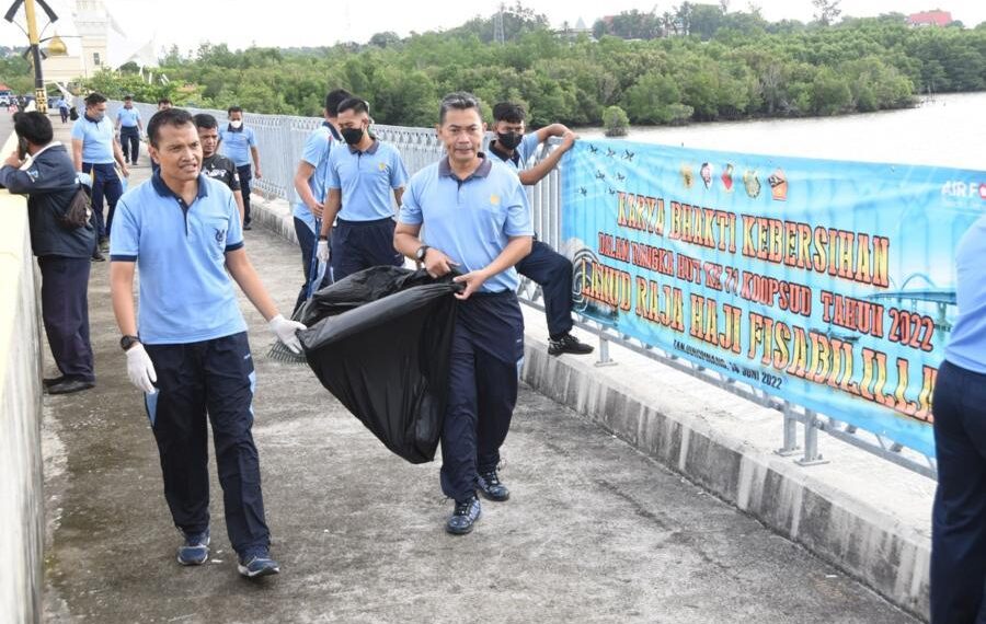 Hari Komando Operasi Udara ke-71, Danlanud RHF Gelar Kegiatan Karya Bhakti Kebersihan di Jembatan Dompak