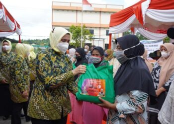 Ketua IAD Wilayah Kepri Dea Gerry Yasid Beri Bantuan Sembako ke Panti Jompo dan Panti Asuhan