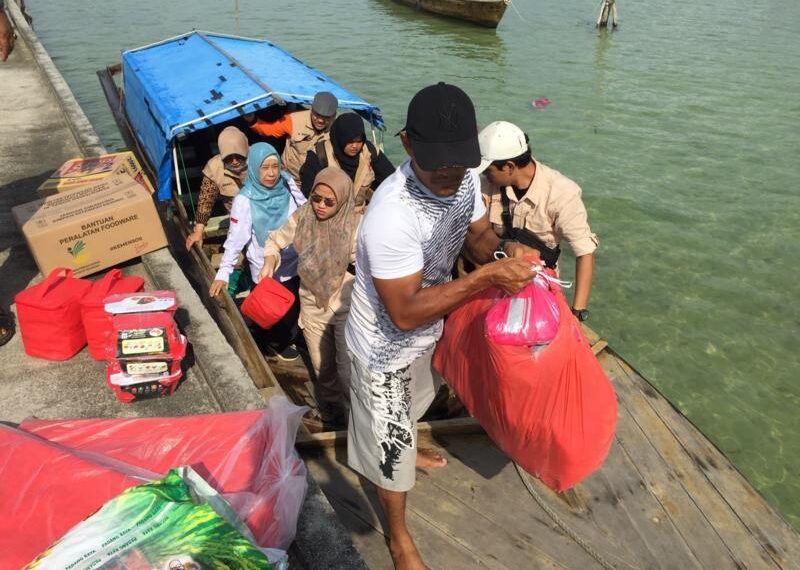 BPBD Bintan Serahkan Bantuan Korban Pohon Tumbang di Desa Pangkil
