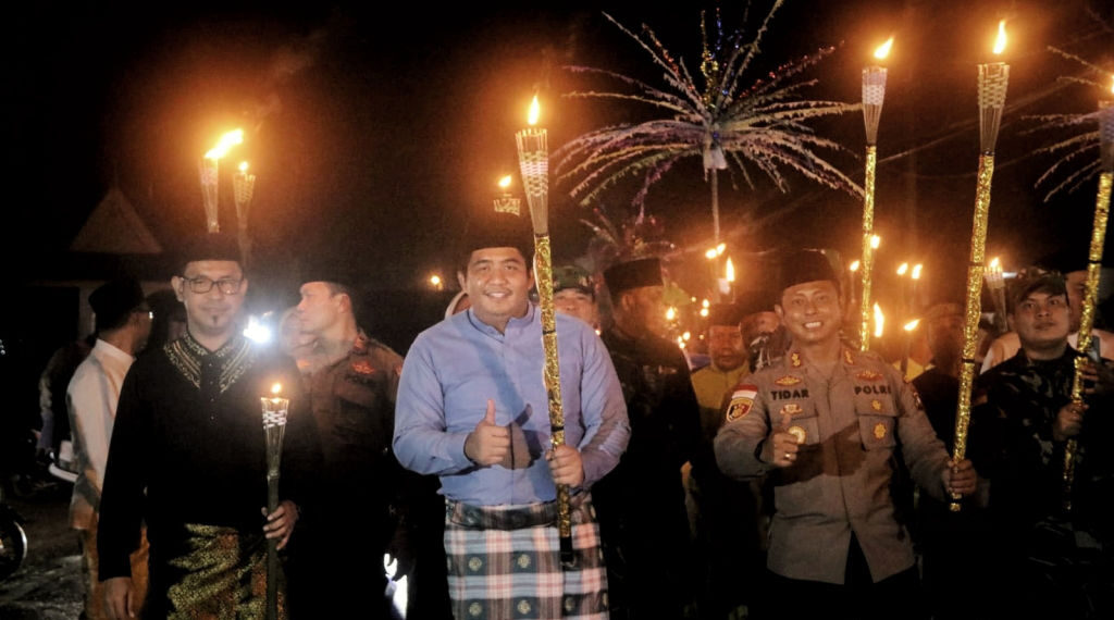 Semarak Berkah, Pawai Obor Roby Bersama Masyarakat Sambut 1 Muharam 1444 H