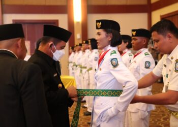 Dikukuhkan Gubernur, Paskibraka Kepri Siap Kibar Bendera Pusaka