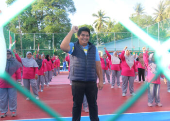 Bersama Warga Pangkil, Plt Bupati Bintan Senam Germas dan Resmikan Lapangan Voli