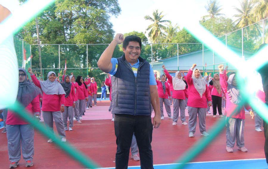 Bersama Warga Pangkil, Plt Bupati Bintan Senam Germas dan Resmikan Lapangan Voli