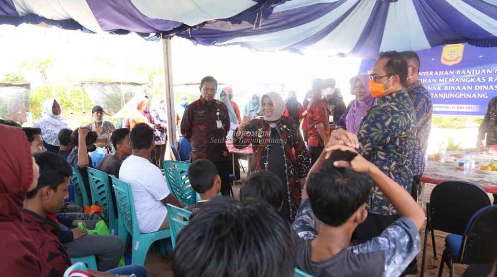 Bina Anak Jalanan, Wako Rahma Beri Bantuan Nutrisi dan Pelatihan Pangkas Rambut