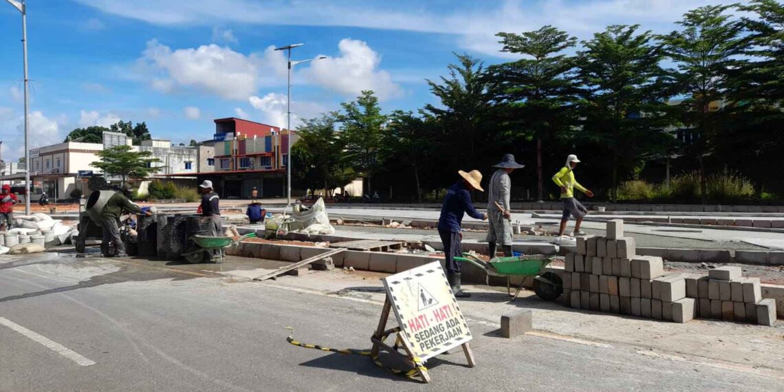 OPINI: Akankah Para Pekerja pada Penataan Jalan Bandara RHF Tanjungpinang Akan Selesai Akhir Tahun?