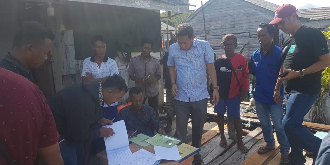 Warga Desa Tanjung Kelit Dapat Bantuan 24 Unit Sampan