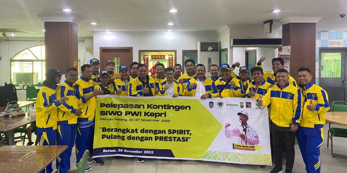 Siap Bersaing di Porwanas Malang, Kadispora dan Kadiskominfo Lepas 24 Atlet Terbaik SIWO PWI Kepri