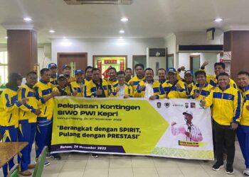 Siap Bersaing di Porwanas Malang, Kadispora dan Kadiskominfo Lepas 24 Atlet Terbaik SIWO PWI Kepri