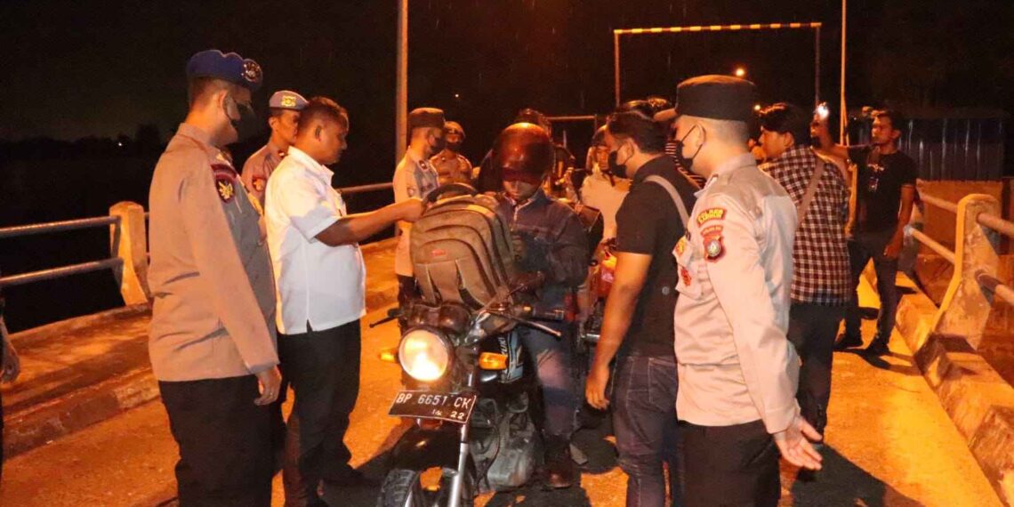 Operasi Pekat, Polres Karimun Periksa Penumpang dan Kendaraan di Pelabuhan Roro