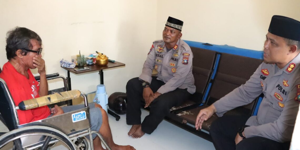 Bersama Sat Binmas, Kapolres Karimun Sambangi Masyarakat yang Butuh Bantuan