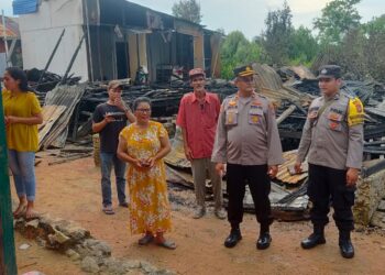 Polres Karimun Bagikan Bantuan Sembako untuk Warga Korban Kebakaran di Kelurahan Sungai Lakam Barat Karimun