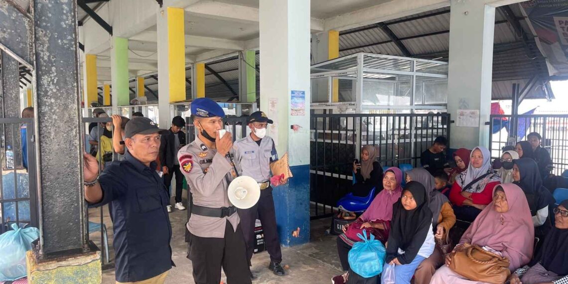 Personel Pos Terpadu Nataru Imbau Masyarakat di Pelabuhan Domestik Karimun